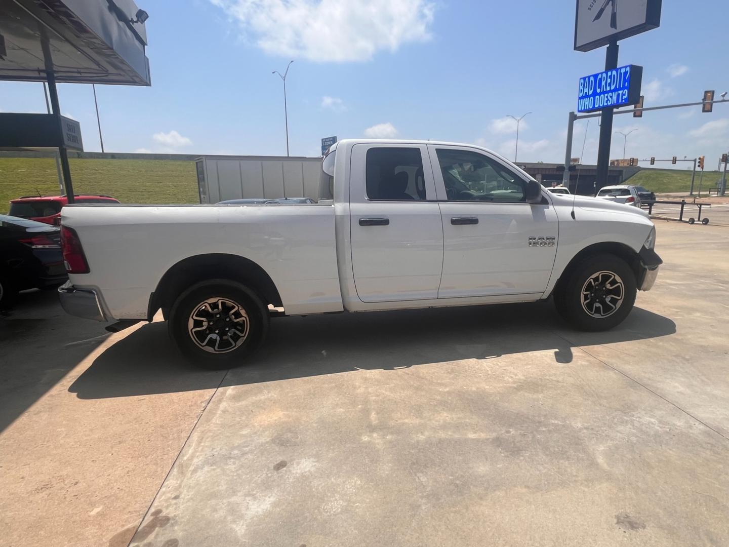 2018 WHITE RAM 1500 EXPRESS; TRADES Tradesman Quad Cab 2WD (1C6RR6FG9JS) with an 3.6L V6 DOHC 24V FFV engine, 8A transmission, located at 8101 E. Skelly Dr., Tulsa, OK, 74129, (918) 592-3593, 36.121891, -95.888802 - Photo#3